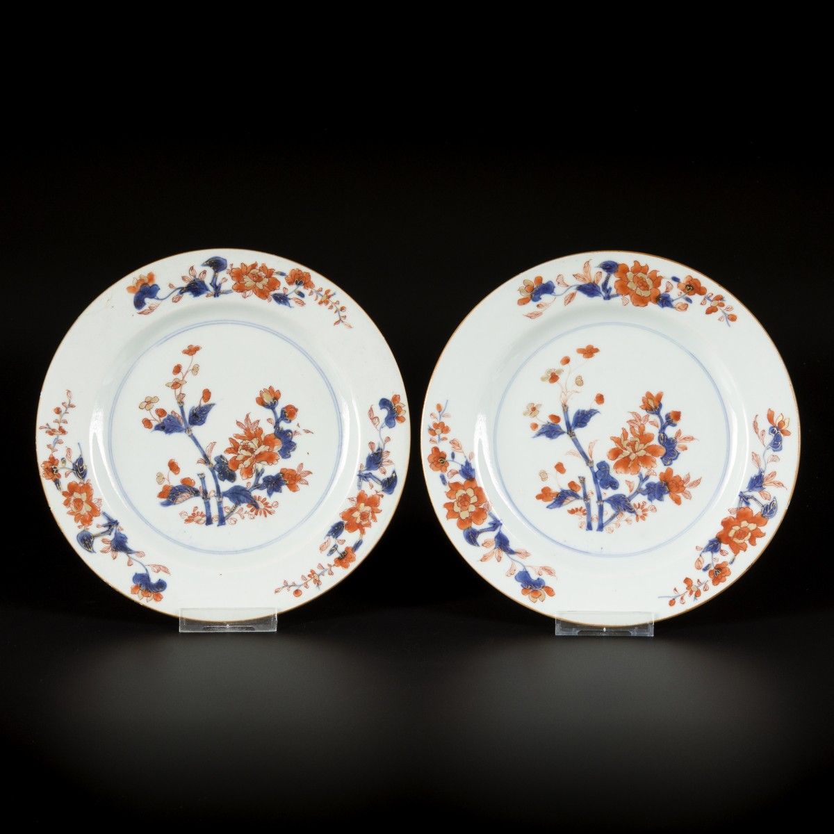 A set of (2) porcelain plates with Imari decoration, China, 18th century. Diam. &hellip;
