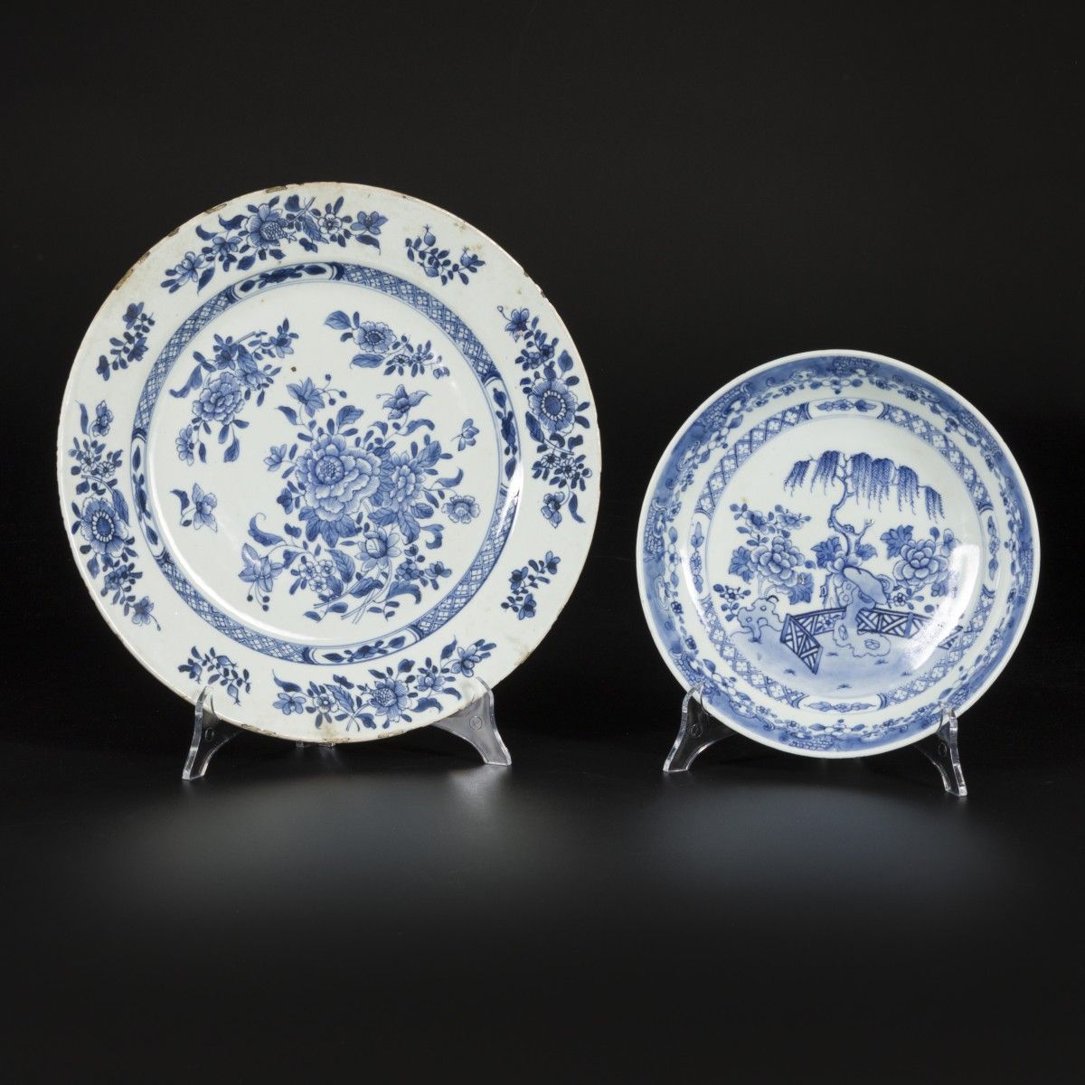 A lot comprising a porcelain plate and saucer with floral decorations, China, Qi&hellip;