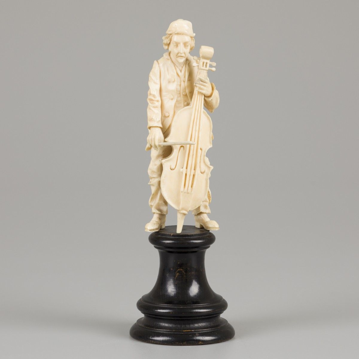 An ivory sculpture of a man with bass, 19th century. Dim. 20 x 5 cm. Stima: € 10&hellip;