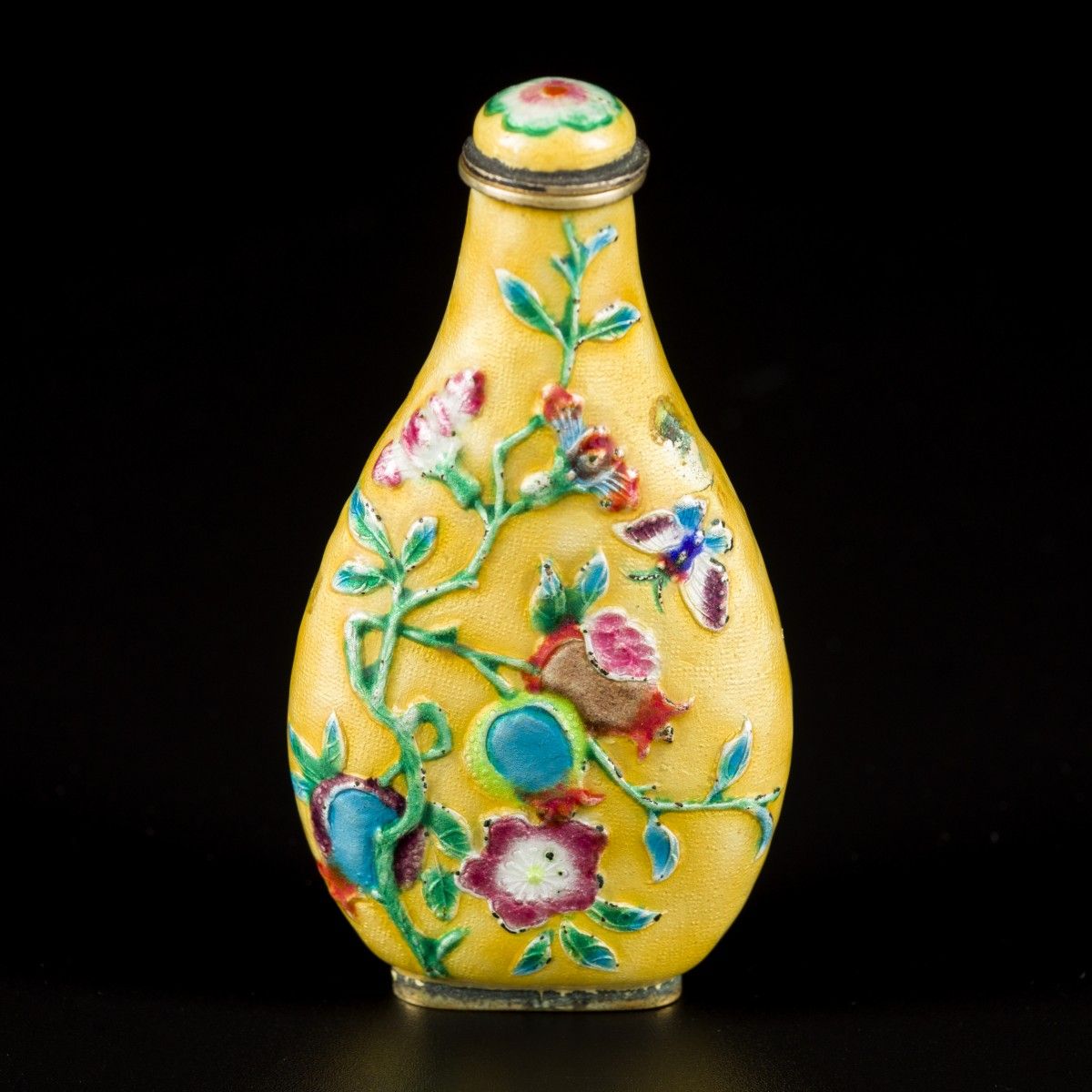 An enamel snuff bottle decorated with flowers and birds, China, 19th century. H.&hellip;