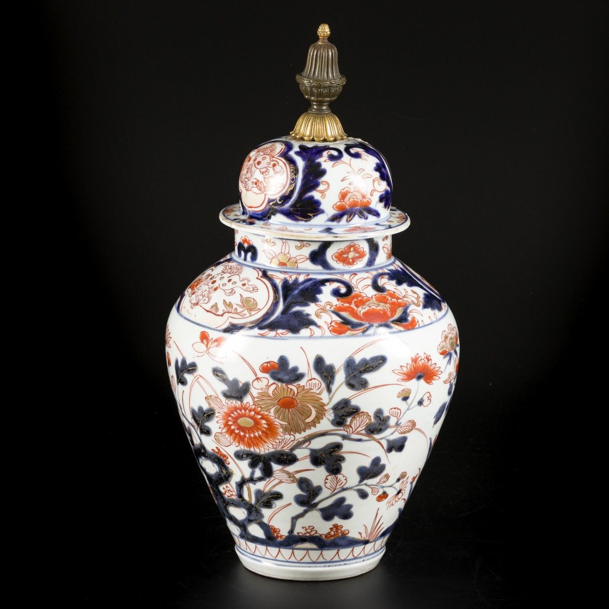 A porcelain lidded vase with Imari decoration, Japan, 18th century. Dim.41 x 22厘&hellip;