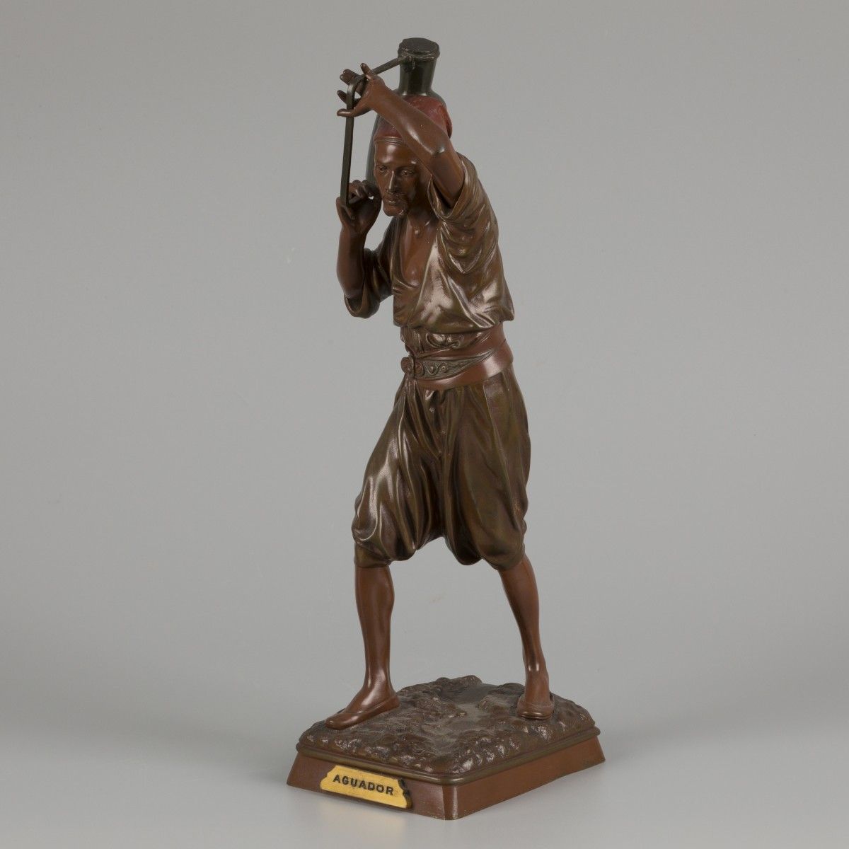 Louis-Auguste Hiolin (1846 - 1910), A bronze sculpure of a water carrier - Aguad&hellip;