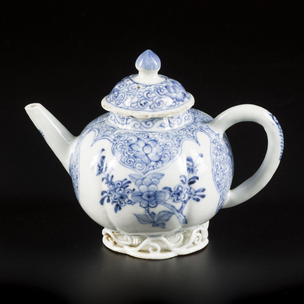 A porcelain teapot with floral decoration, China, 18th century. Abm. 13 x 14 cm.&hellip;