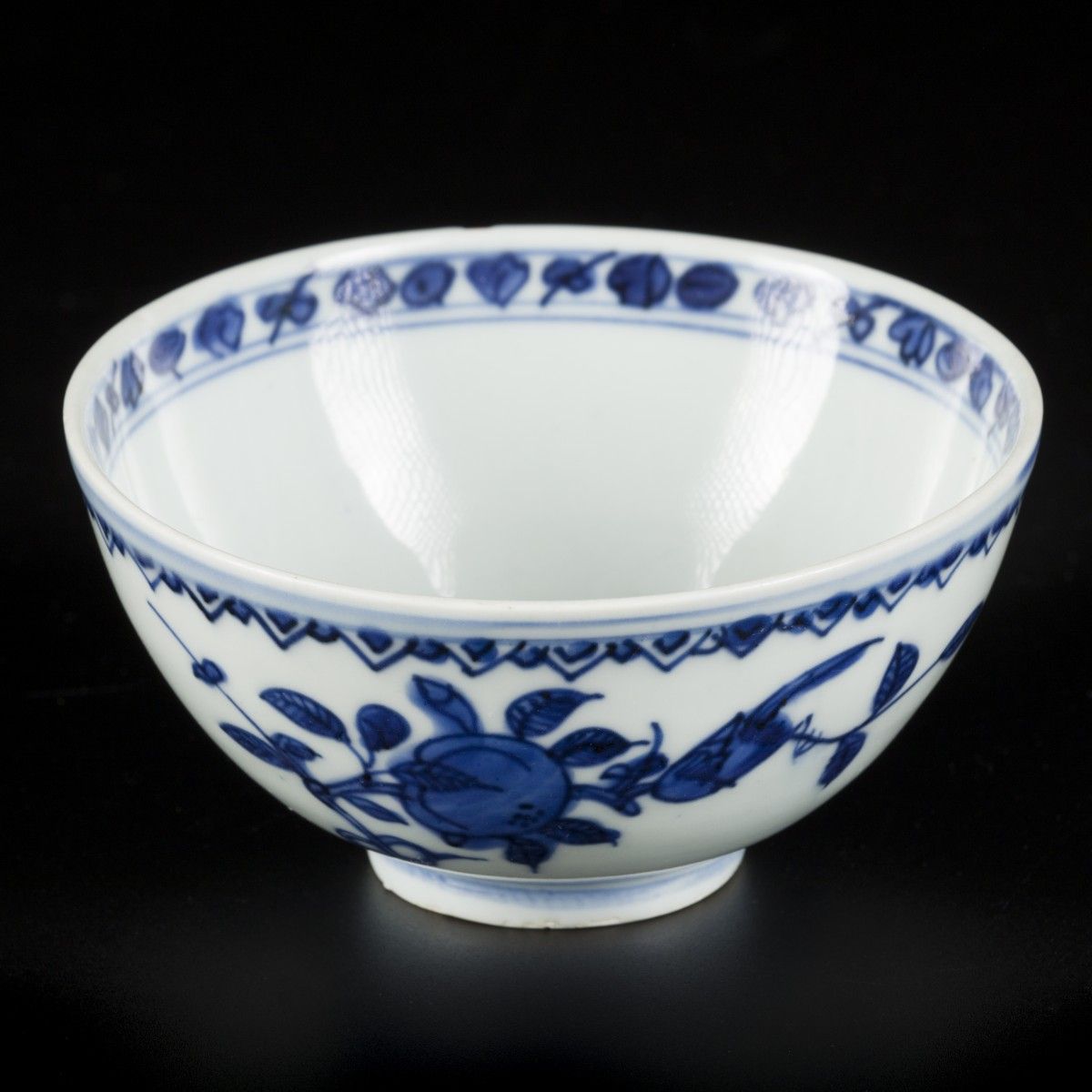 A porcelain bowl decorated with peaches, China, Transition. Dim.6 x 12 厘米。碎片。估计：&hellip;