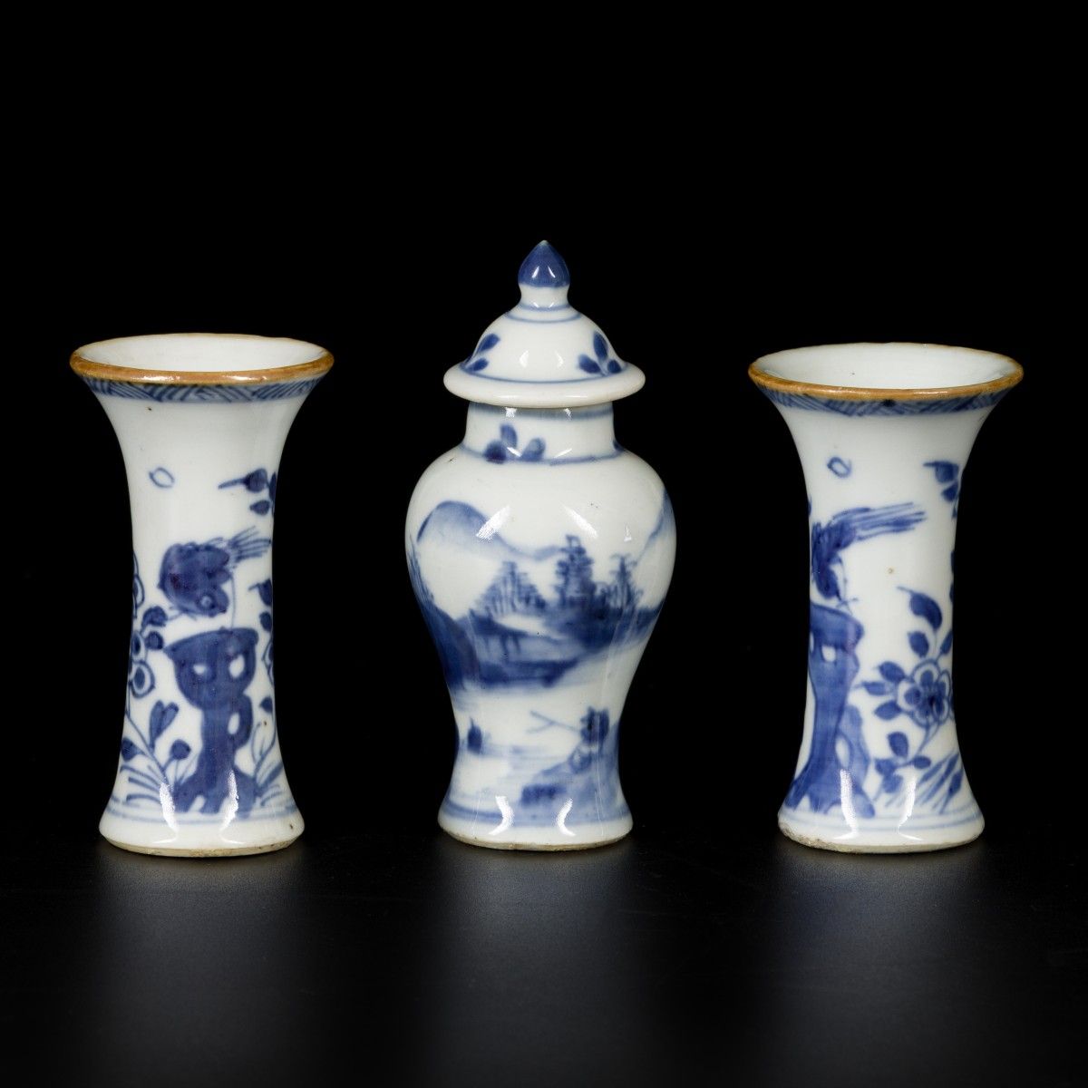 A (3)-piece porcelain garniture set (lidded vase and two beaker vases), China, 1&hellip;