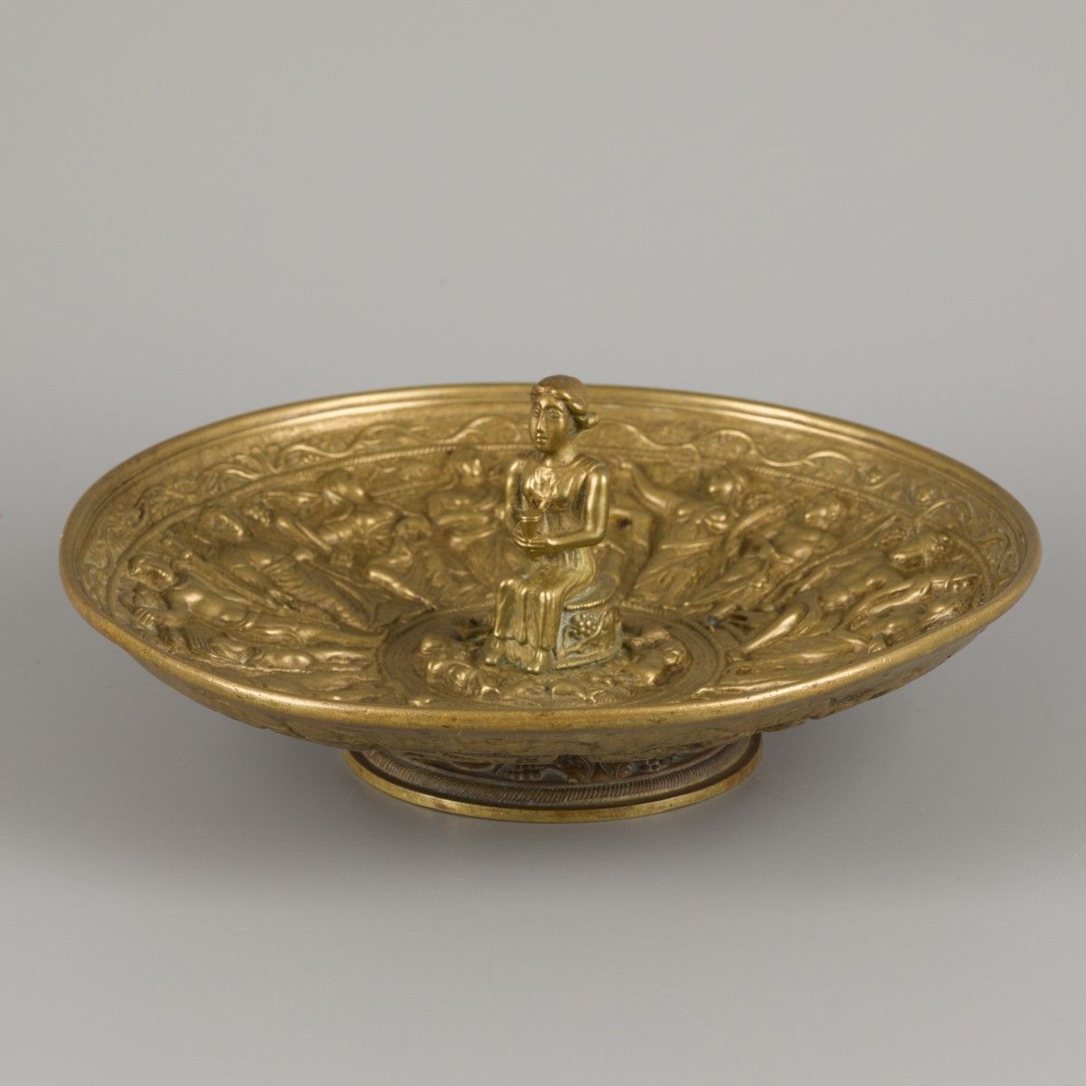 A bronze tazza with decor in high relief, France(?), ca. 1900. 一个中央坐着的女性形象被奥林匹斯山&hellip;