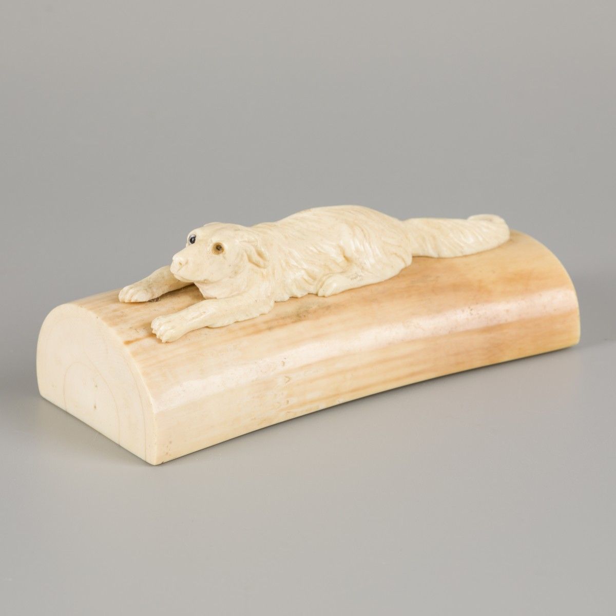 An ivory presse-papier with carved reclining dog, 1st half 20th century. Con ojo&hellip;