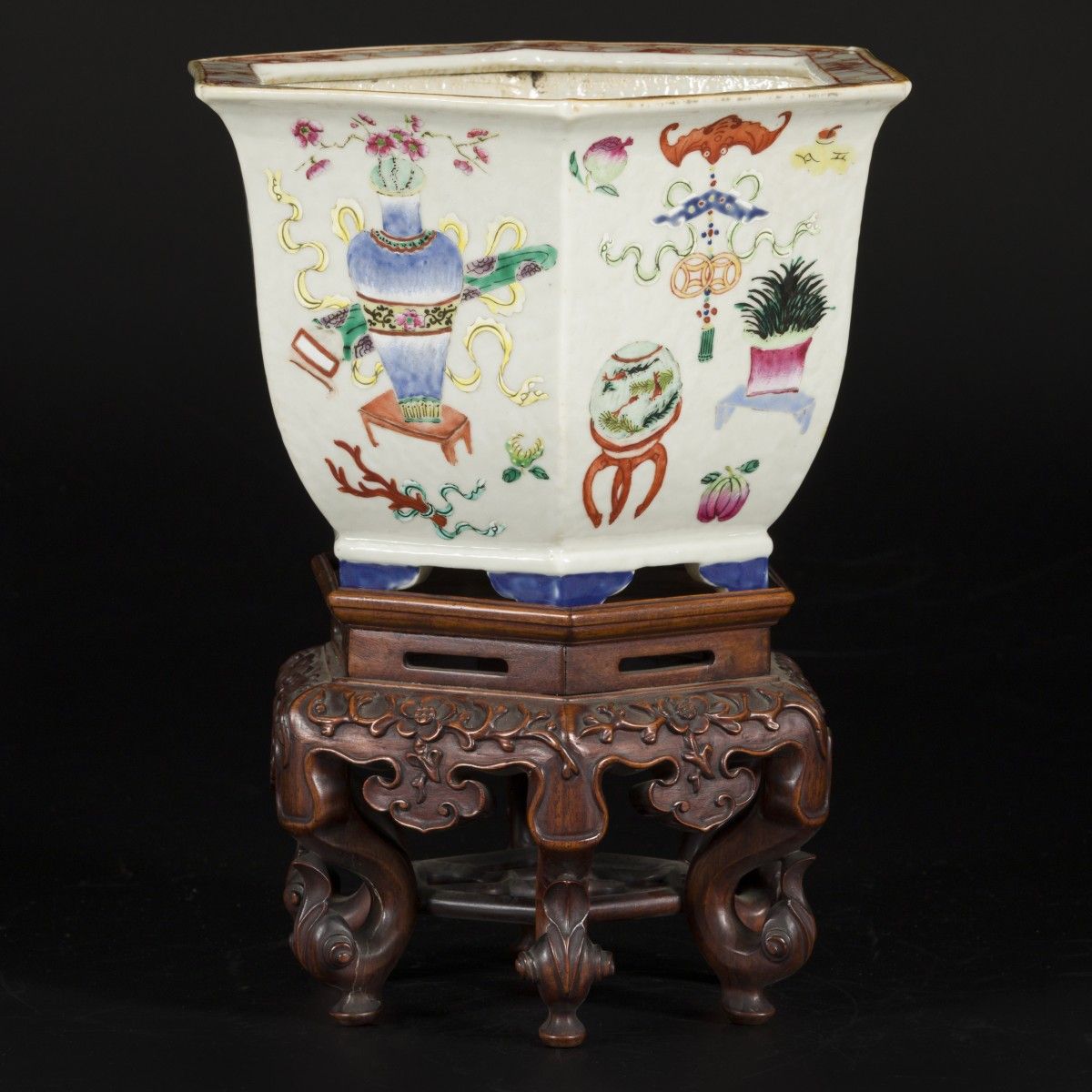 A porcelain cachepot florally decorated with antiques on a wooden base, China, 2&hellip;