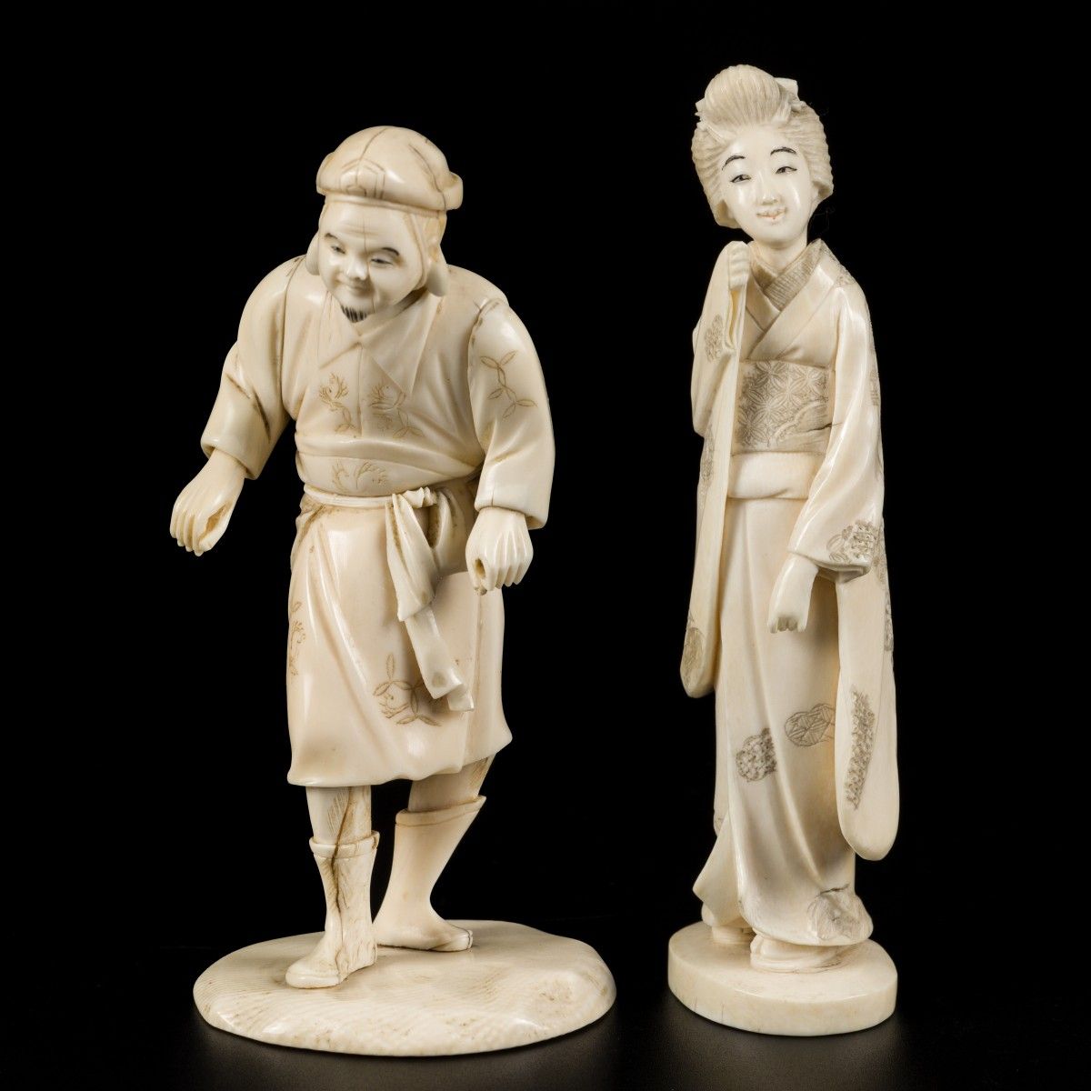 A lot with (2) ivory okimonos of a lady and a gentleman, Japan, late Meiji perio&hellip;