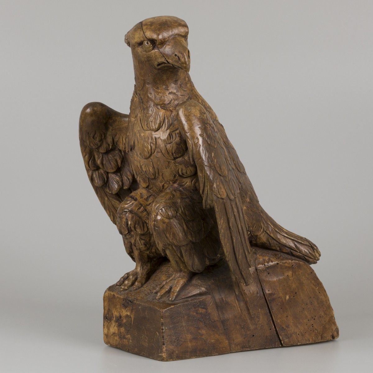 A wooden sculpture of an eagle, ca. 1920. 几条裂缝，高45厘米。估计：40 - 60欧元。