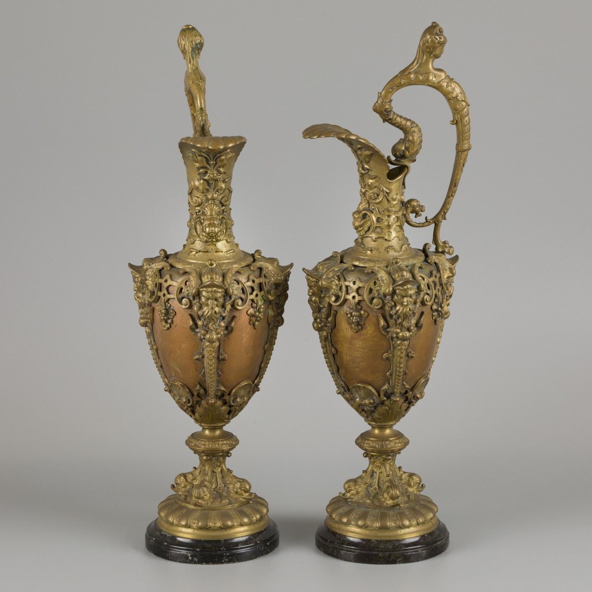 A pair of bronze claret jugs with cast bronze mounts, ca. 1900. 在一个大理石基座上。高48厘米。&hellip;