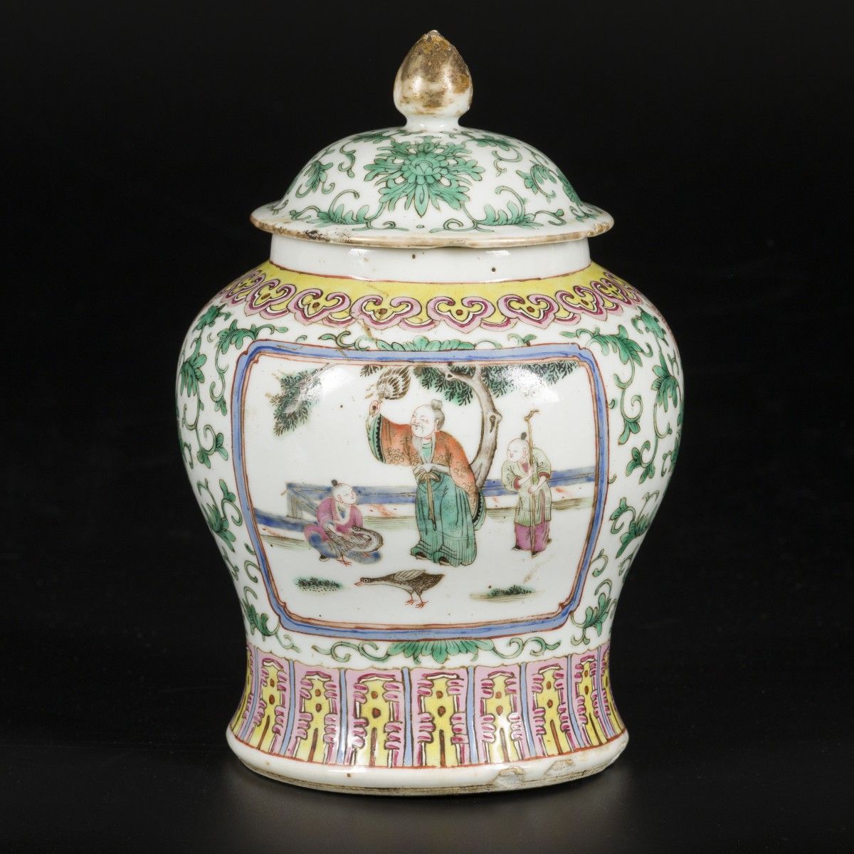 A porcelain lidded jar with famille rose decoration, China, 19th/20th century. D&hellip;