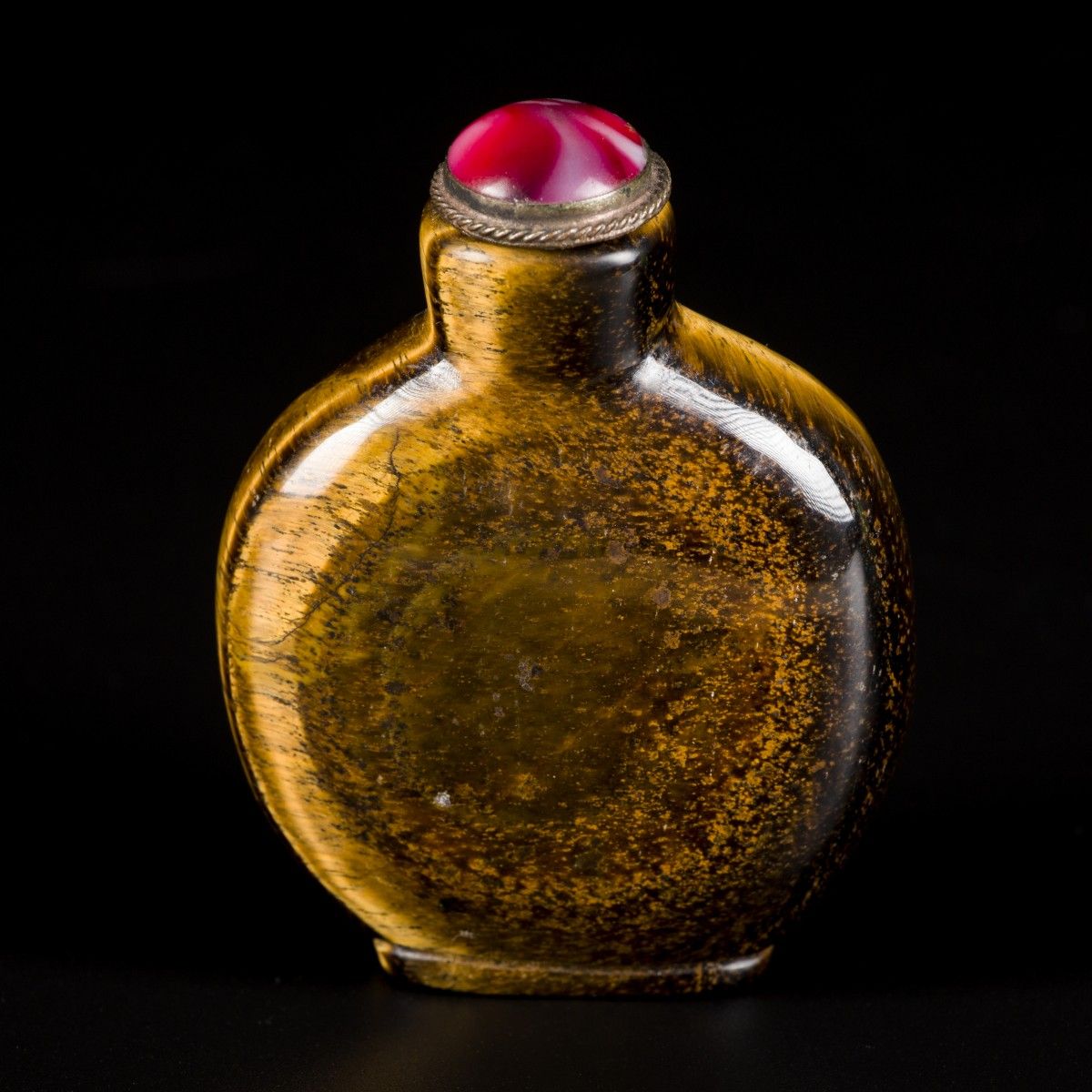 A tiger's eye snuff bottle, round model, China, 19th century. H. 8 cm. Stima: € &hellip;