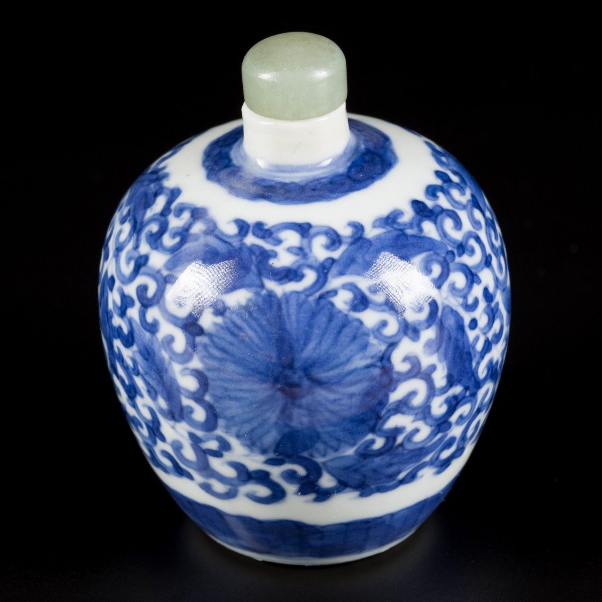 A porcelain snuff bottle with floral decoration, China, 19th century. H.8厘米。估计：4&hellip;