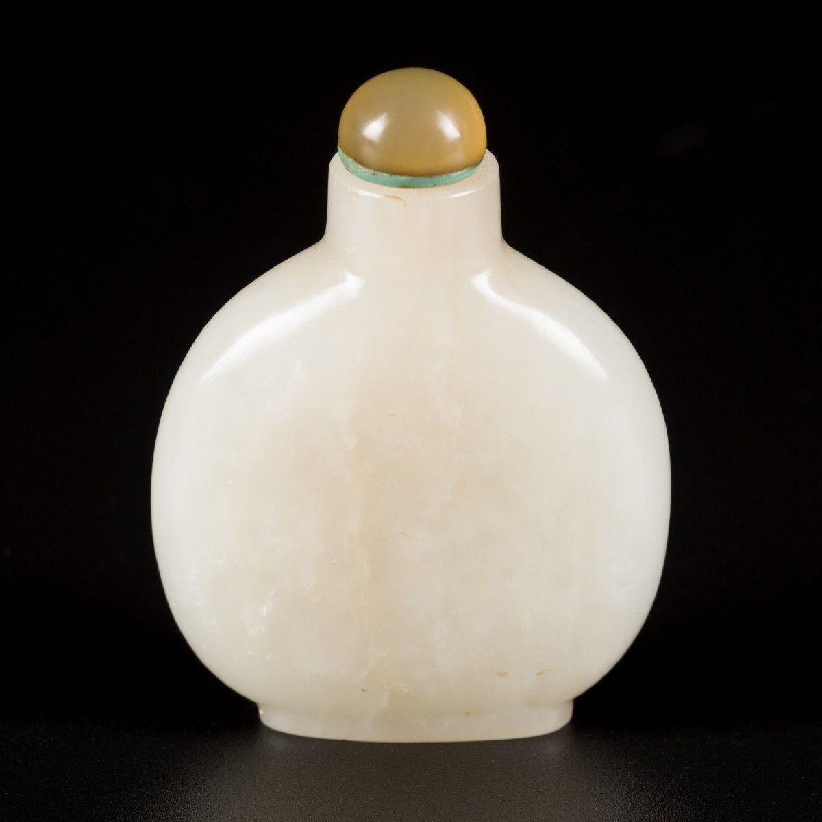 A Hetian white jade snuff bottle, flat model, China, 18th/19th century. H. 5,5 c&hellip;