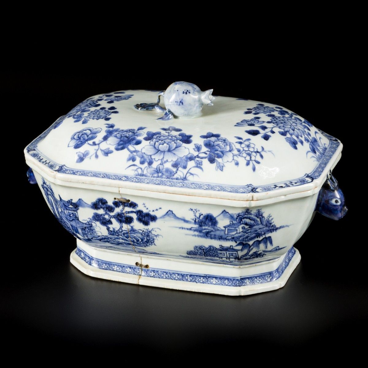 A porcelain lidded tureen with floral decoration, China, Qianglong. Abm. 22 x 37&hellip;