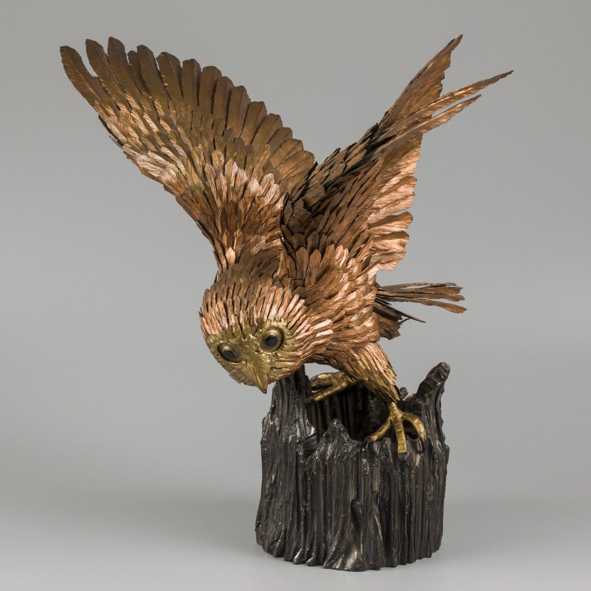 Roger PINTENS (1931-2014), A brass owl on a cast bronze pedestal. Firmado con la&hellip;