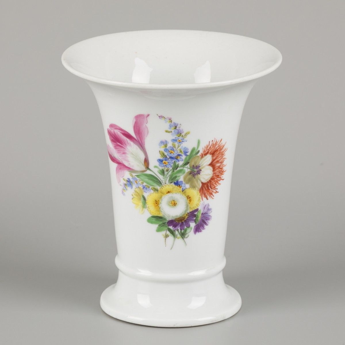A porcelain beaker vase decorated with flowers, Meissen, late 20th century. Abm.&hellip;