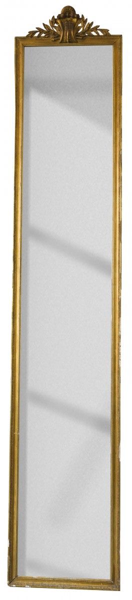 A monumental mirror, France, 20th century. 冠以叶子图案，鎏金木质石膏框架。框架有些损坏。尺寸。310 x 59 cm&hellip;