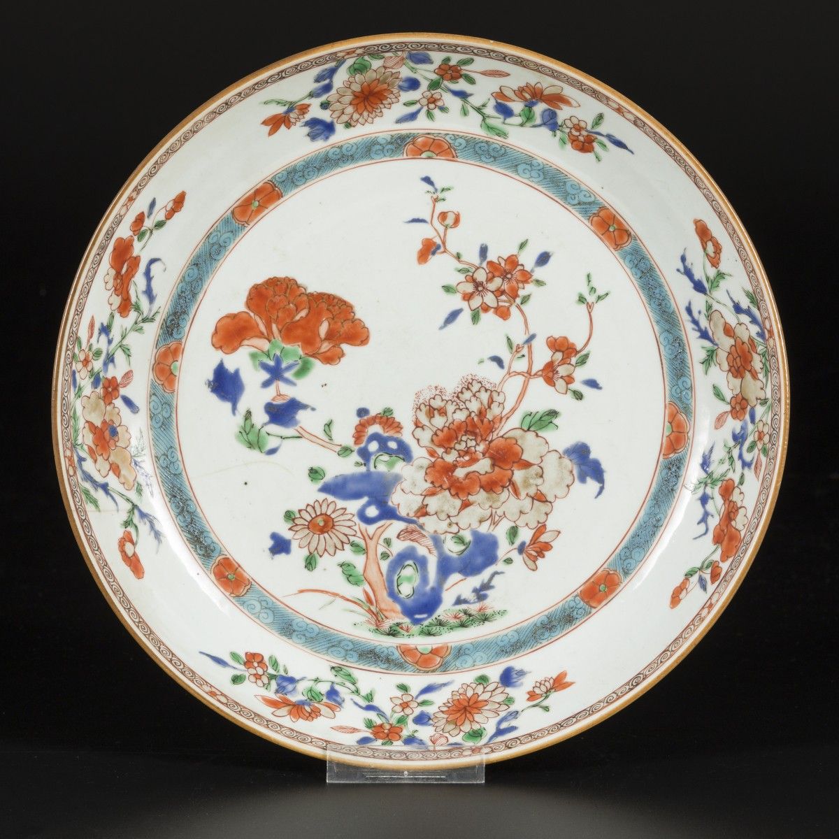 A porcelain charger with floral decorations, China, 18th century. 直径28厘米。有毛边。估计：&hellip;