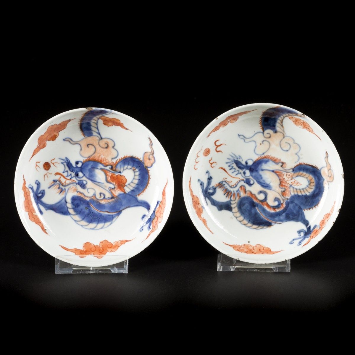 A set of (2) porcelain Imari plates with dragon decor, China, Kangxi. 直径13厘米。边缘处&hellip;