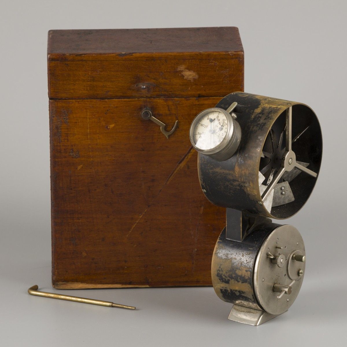 An anemometer in stained pinewood box, ca. 1920 / 1930. Für die Messung der Wind&hellip;