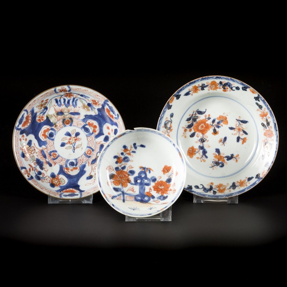 A lot comprised (3) porcelain plates with Imari decoration, China, 18th century.&hellip;