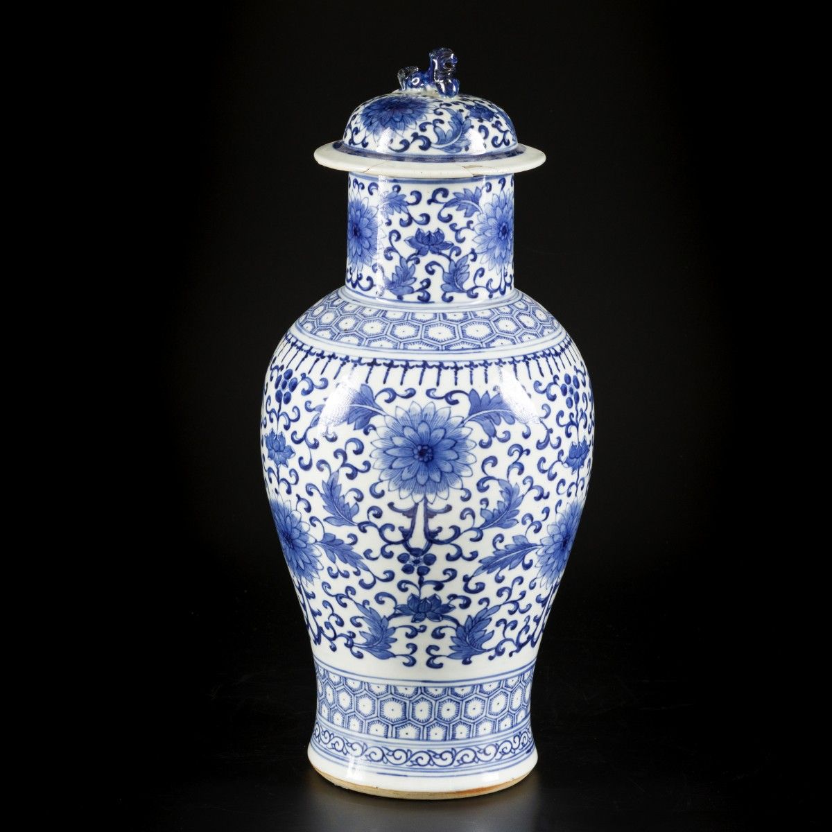 A porcelain lidded vase with floral decoration, China, 19th/20th century. Dim. 4&hellip;