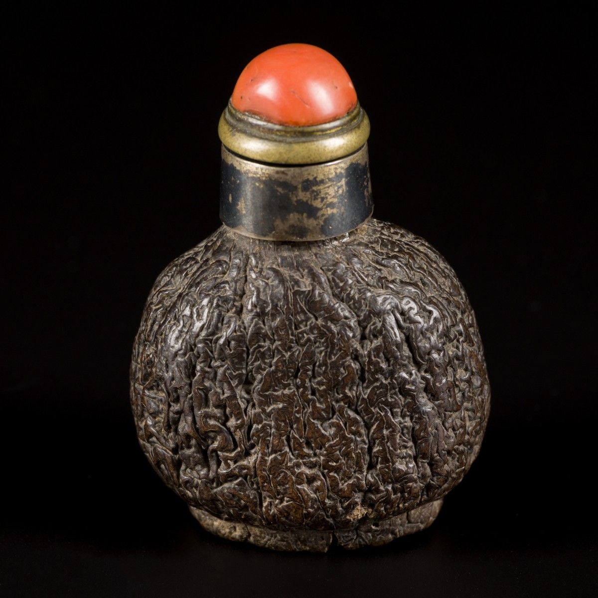 A nut snuff bottle, spherical model, China, 19th century. H. 6 cm. Estimate: € 2&hellip;