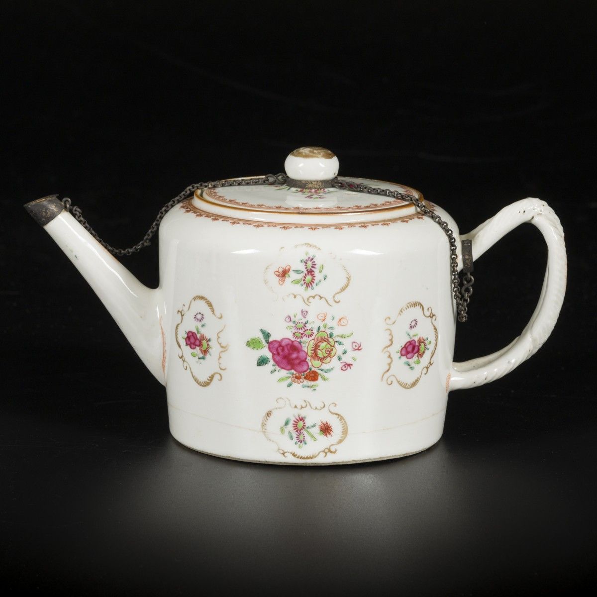 A porcelain teapot with famille rose decor, China, 18th century. Abm. 15 x 25 cm&hellip;