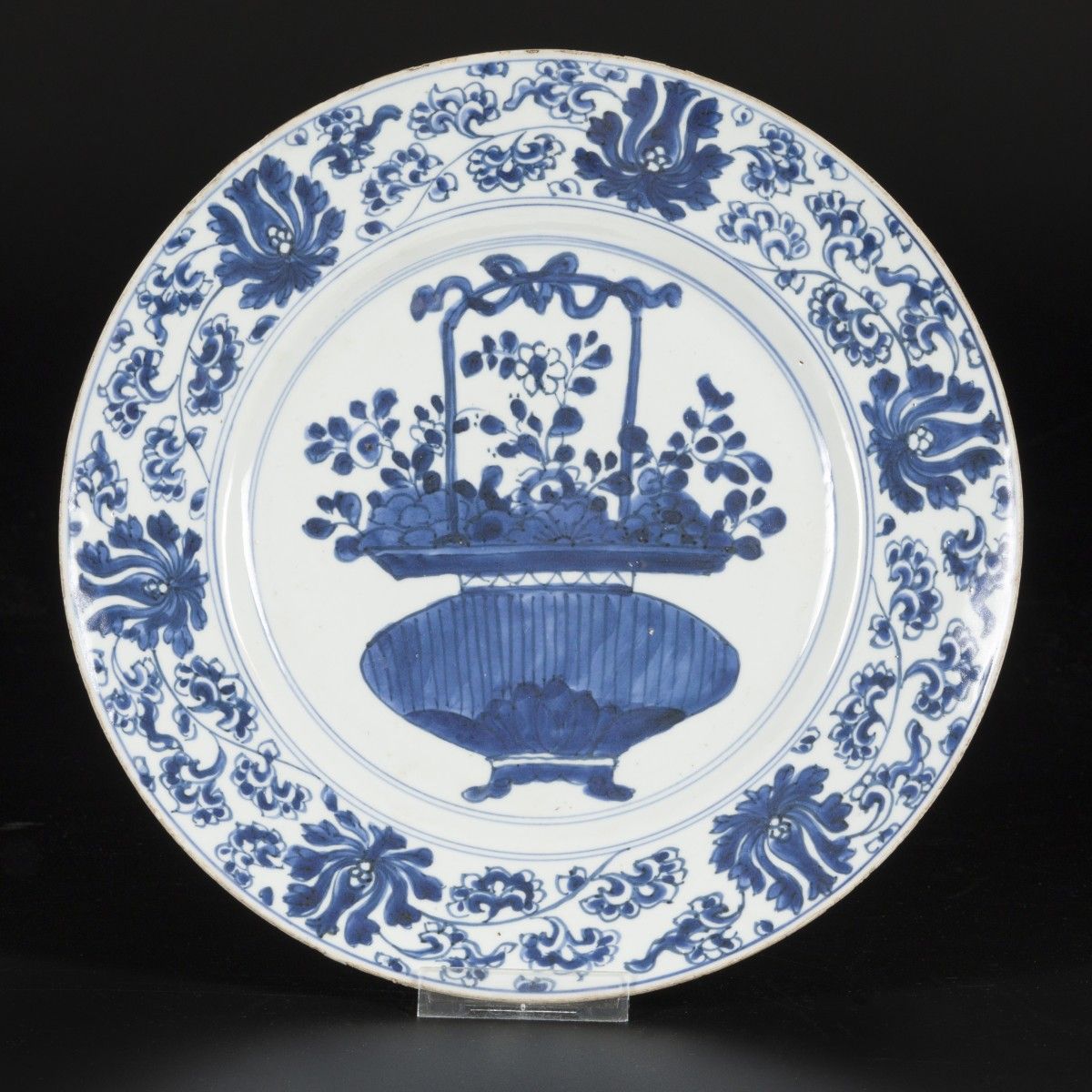 A porcelain plate with decoration of a vase with flowers, China, Kangxi. 直径27.5厘&hellip;