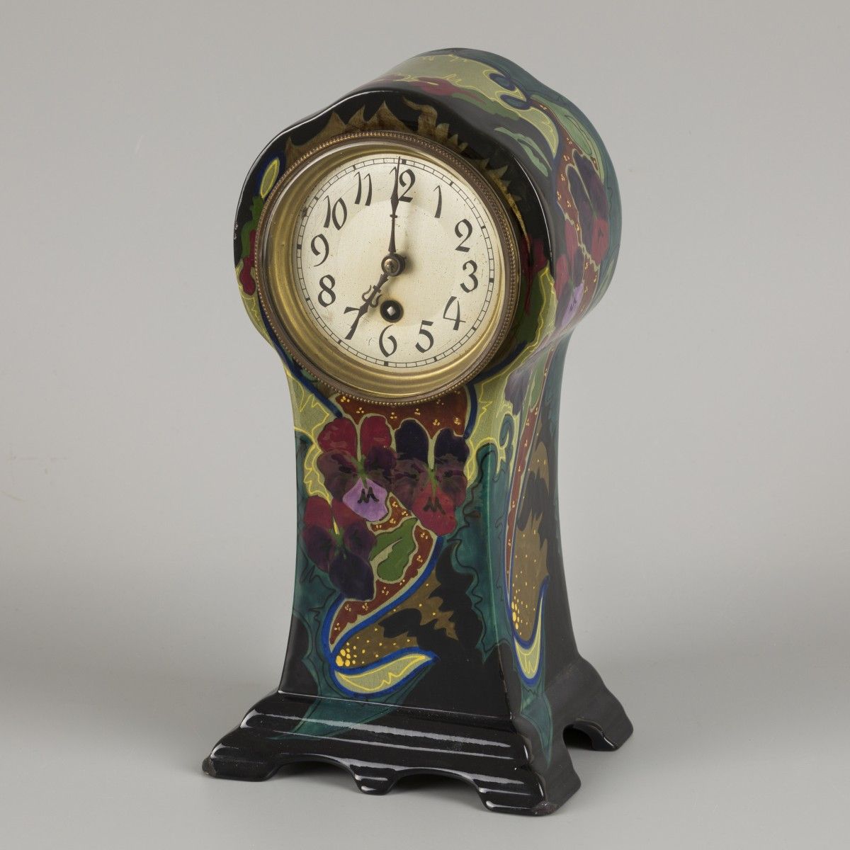 A ceramic mantel clock with floral decoration. Gouda, 1st half of the 20th centu&hellip;
