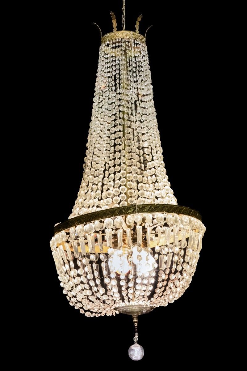 An Empire-style pocket chandelier, France, 20th century. 上部有许多带玻璃坠子的链子，通向一个圆圈，底部&hellip;