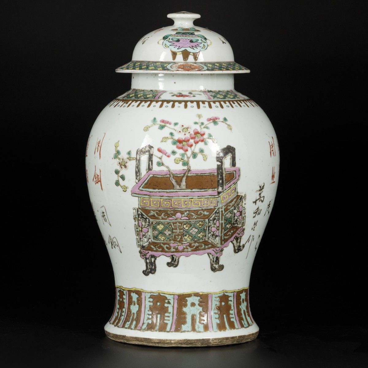 A porcelain lidded vase with floral decor, China, 19th/20th century. Dim.43 x 25&hellip;
