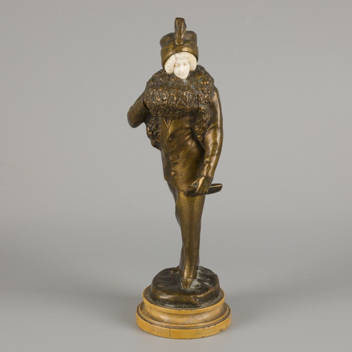 E. Thomasson (XIX-XX), A bronze sculpture of an elegant lady with a fur muff, Be&hellip;