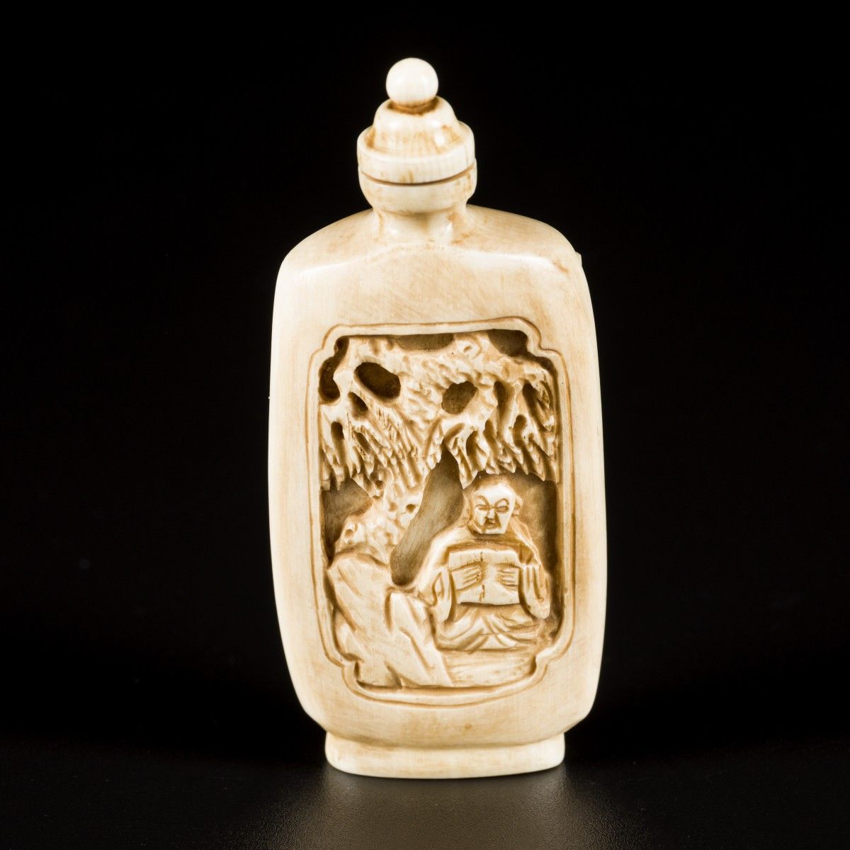 An ivory snuff bottle decorated with figures, China, 19th century. H. 7,5 cm. Es&hellip;