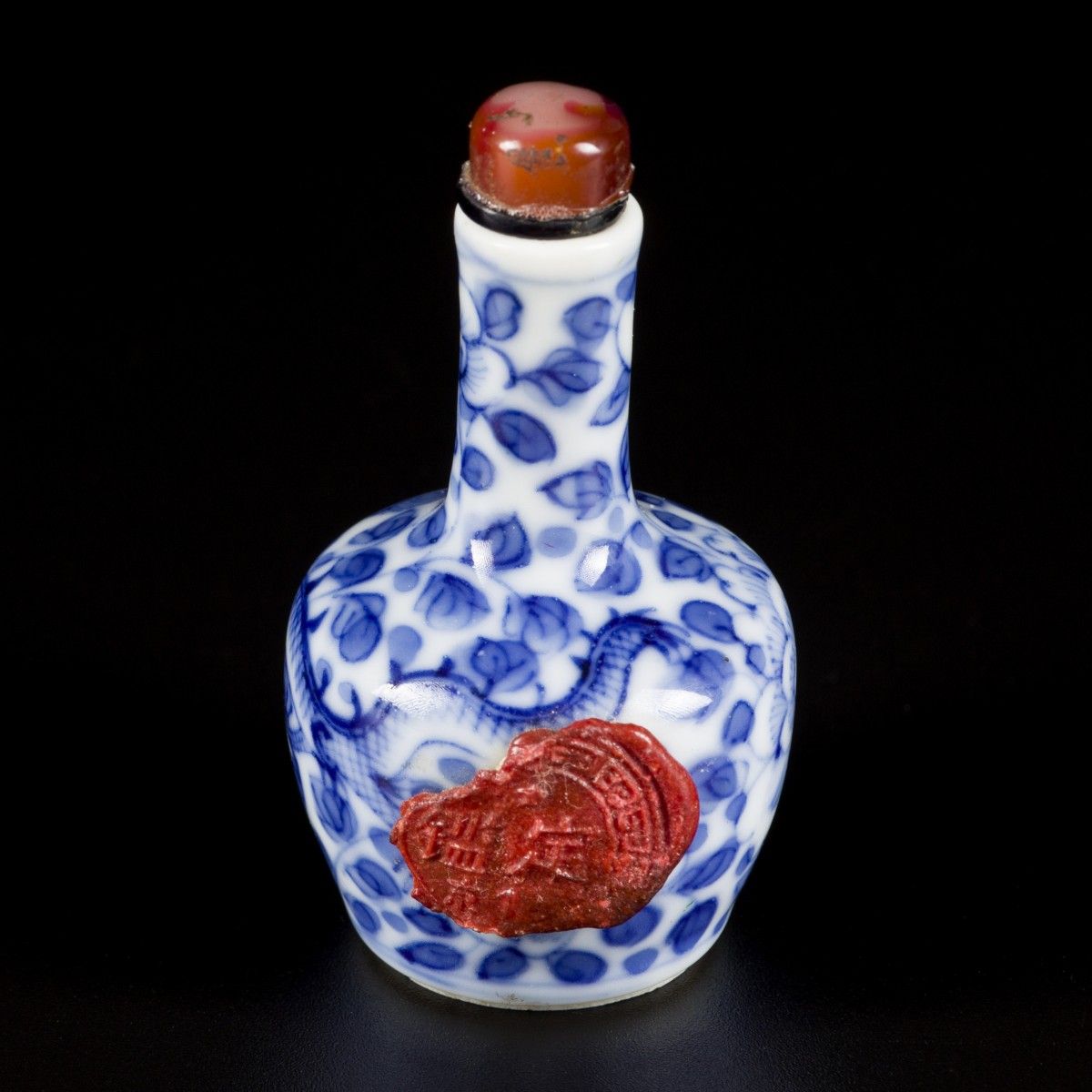 A porcelain double snuff bottle decorated with dragons, China, 19th century. H. &hellip;