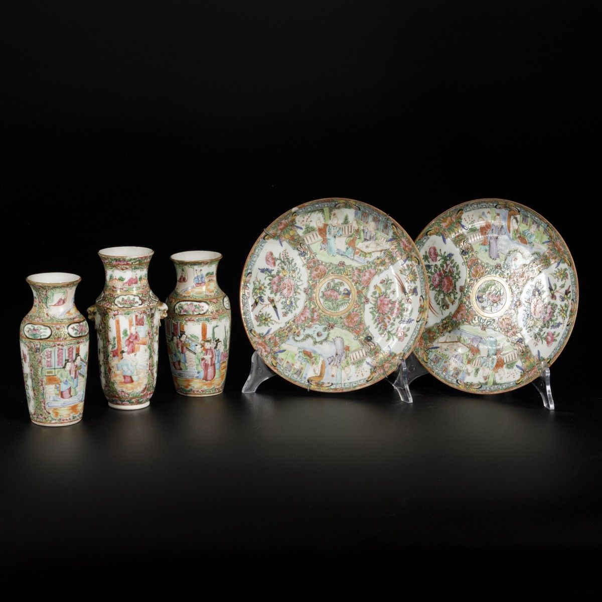 A lot of (3) porcelain vases and (2) plates with Canton decor, China, 19th centu&hellip;