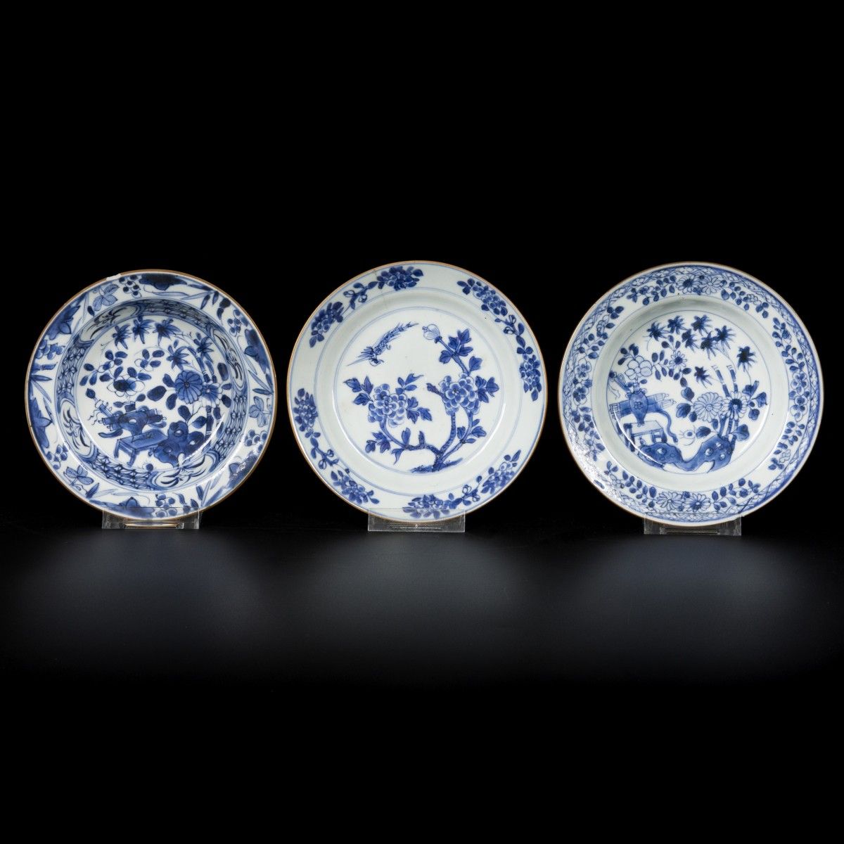 A lot comprised of (3) porcelain plates with floral decoration, China, 18th cent&hellip;