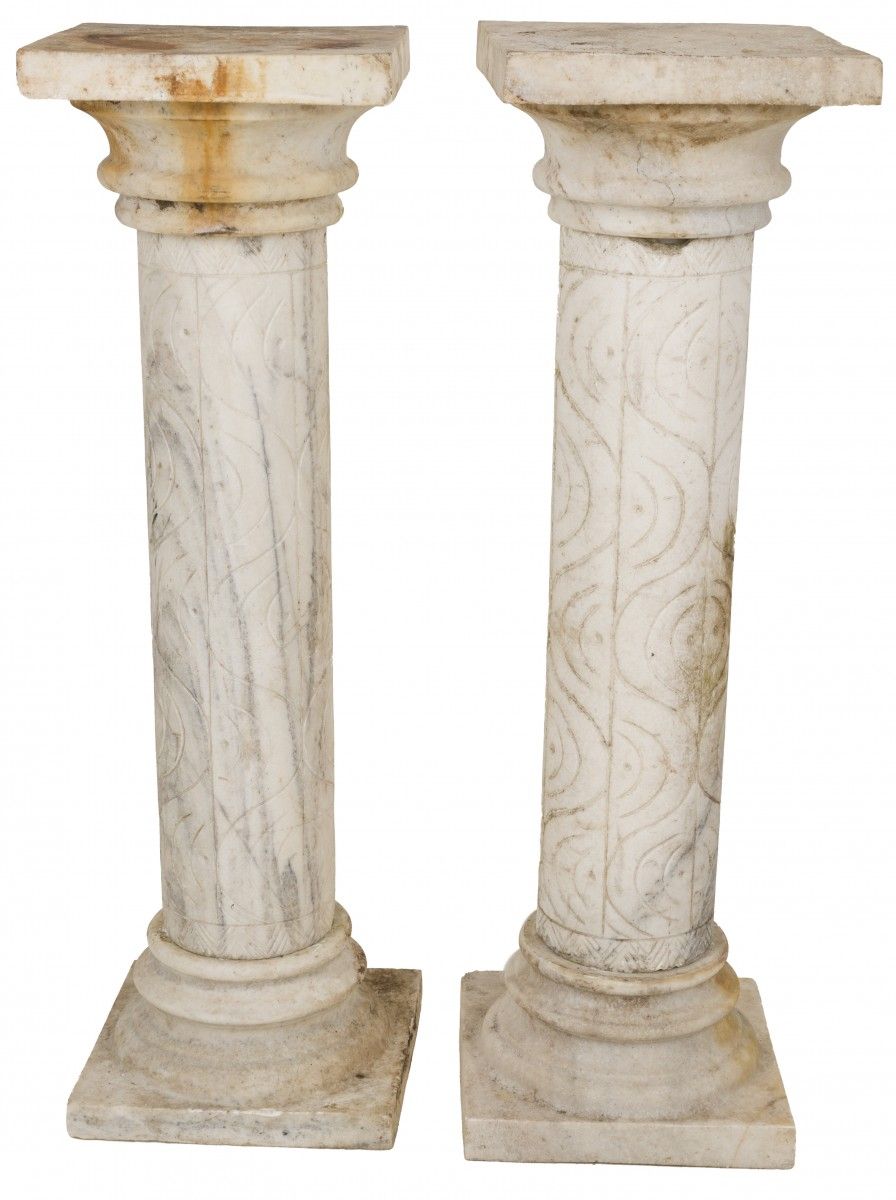 A set of (2) marble columns. H. 100 cm. Estimation : 80 € - 120 €.