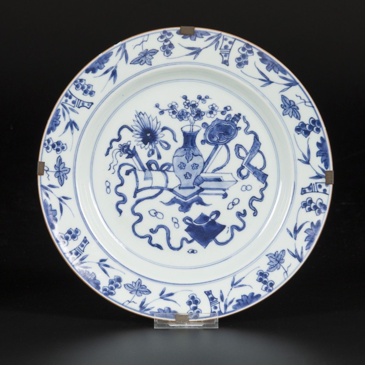 A porcelain charger decorated with antiques, China, Qianglong. Diam. 28 cm. Dégâ&hellip;