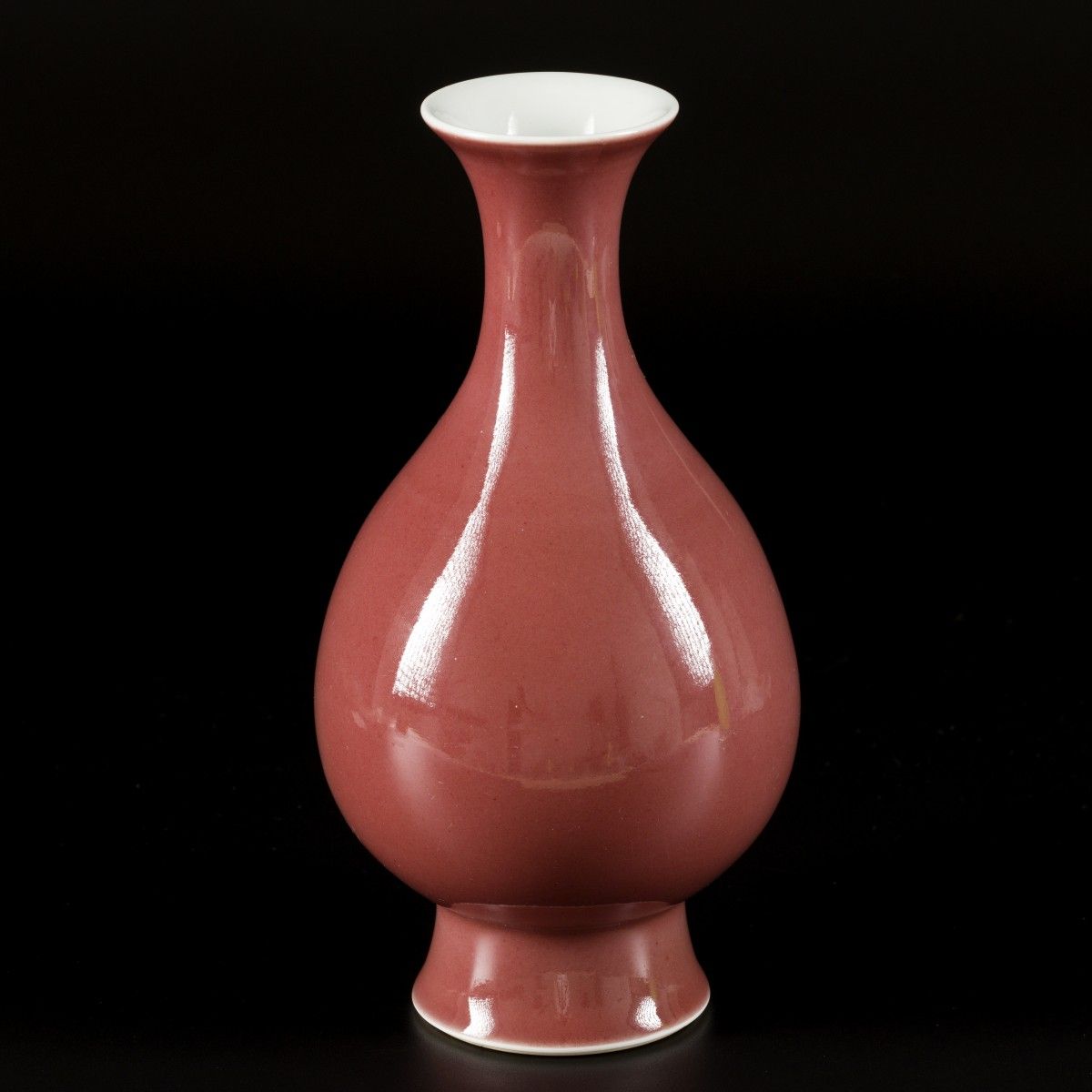 A porcelain "Sang de boeuf" vase, China, 19th/20th century. Dim. 24,5 x 13 cm. S&hellip;