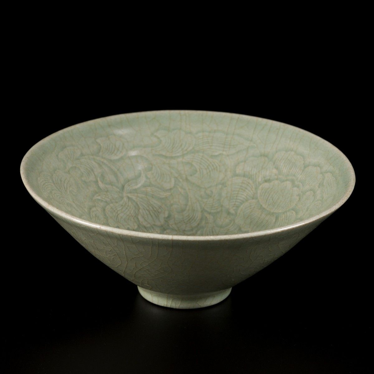 A celadon bowl, Korea, 15 century. Dim.6 x 16 cm.估计：1500 - 2500欧元。