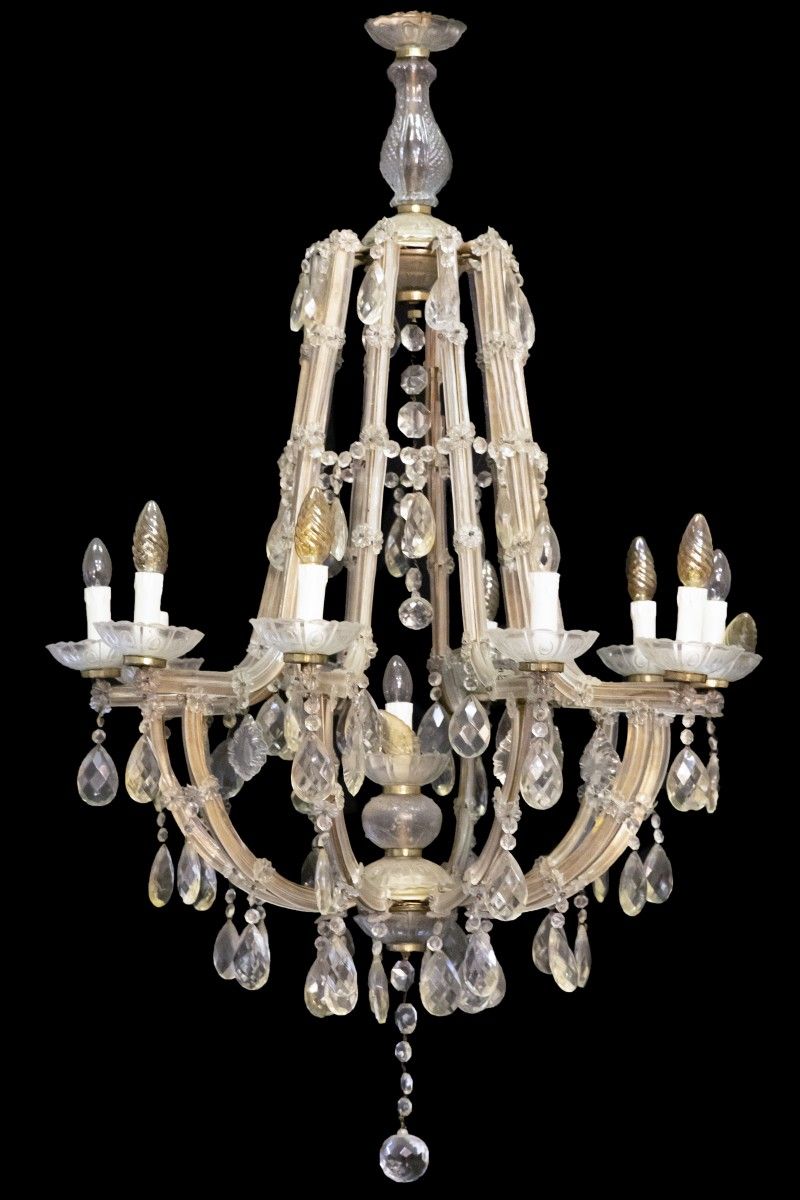 A Louis XV-style chandelier, Austria, 20th century. 11灯，金属框架覆盖玻璃，有玻璃吊坠，玫瑰花和滴水器。估&hellip;