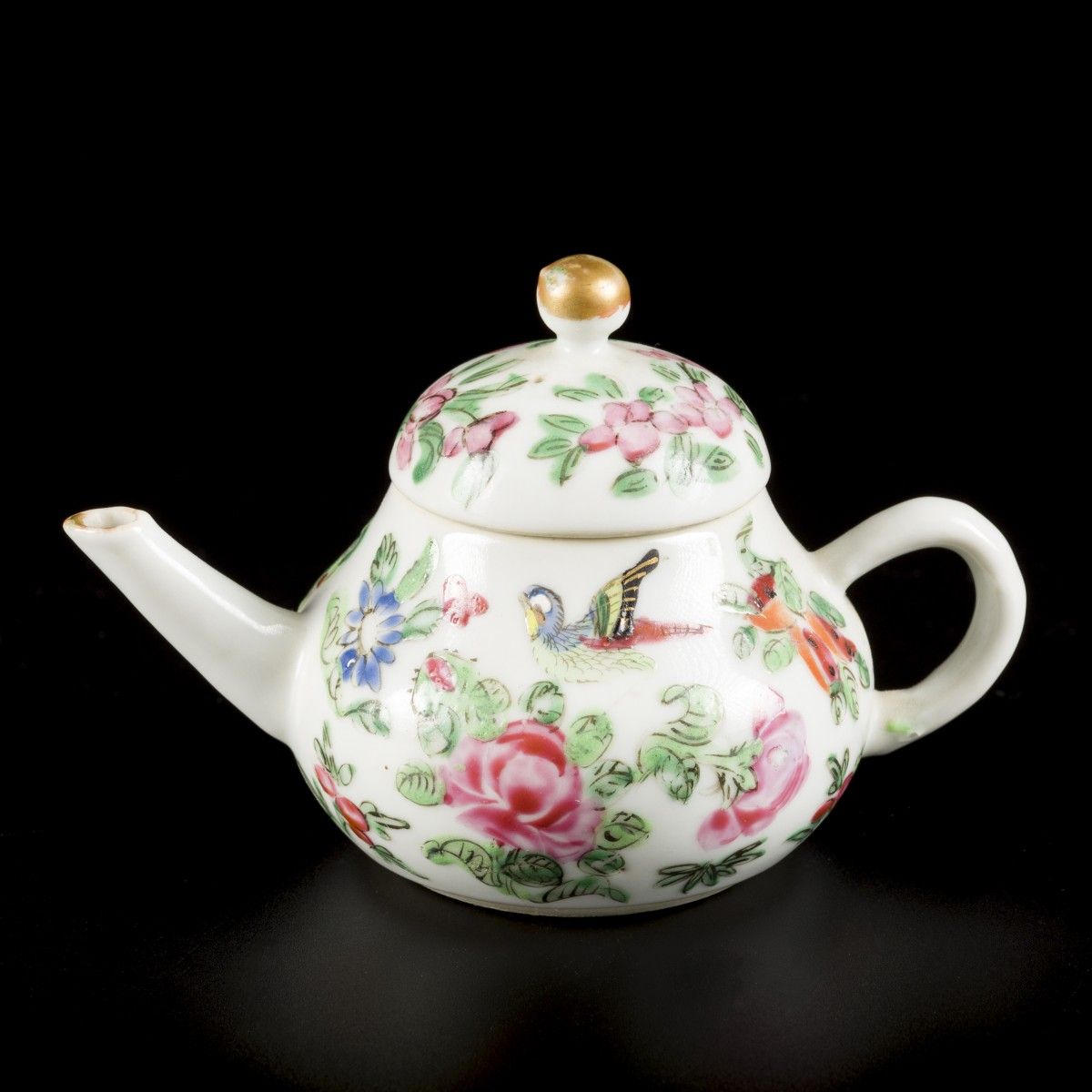 A porcelain teapot with Canton decor, China, 19th century. Dim. 8 x 11 cm. Estim&hellip;