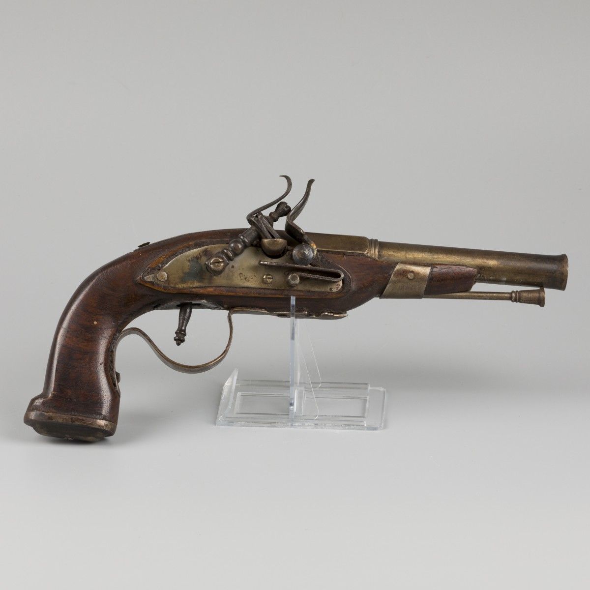 A flintlock equestrian/ cavalry pistol, 18th century and later. Le mécanisme par&hellip;