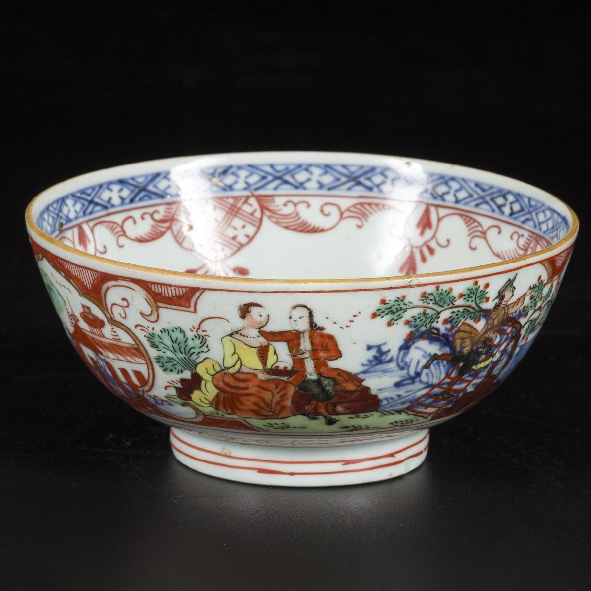 A porcelain bowl with Amsterdams Bont decor, China, 18th century. Diam. 15 cm. U&hellip;