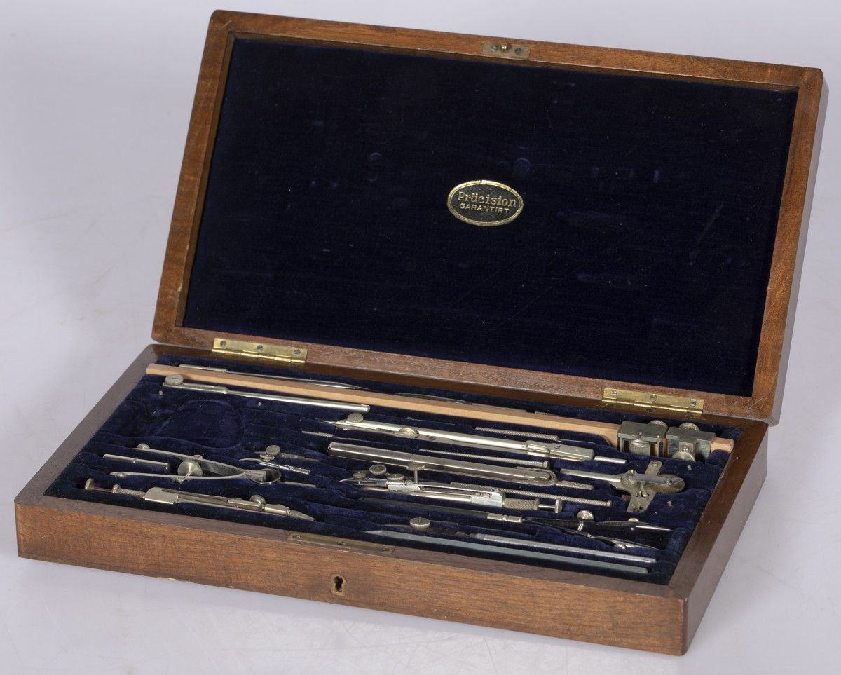 An extensive set of compasses in wooden case, Dutch, 1st half 20th century. Der &hellip;