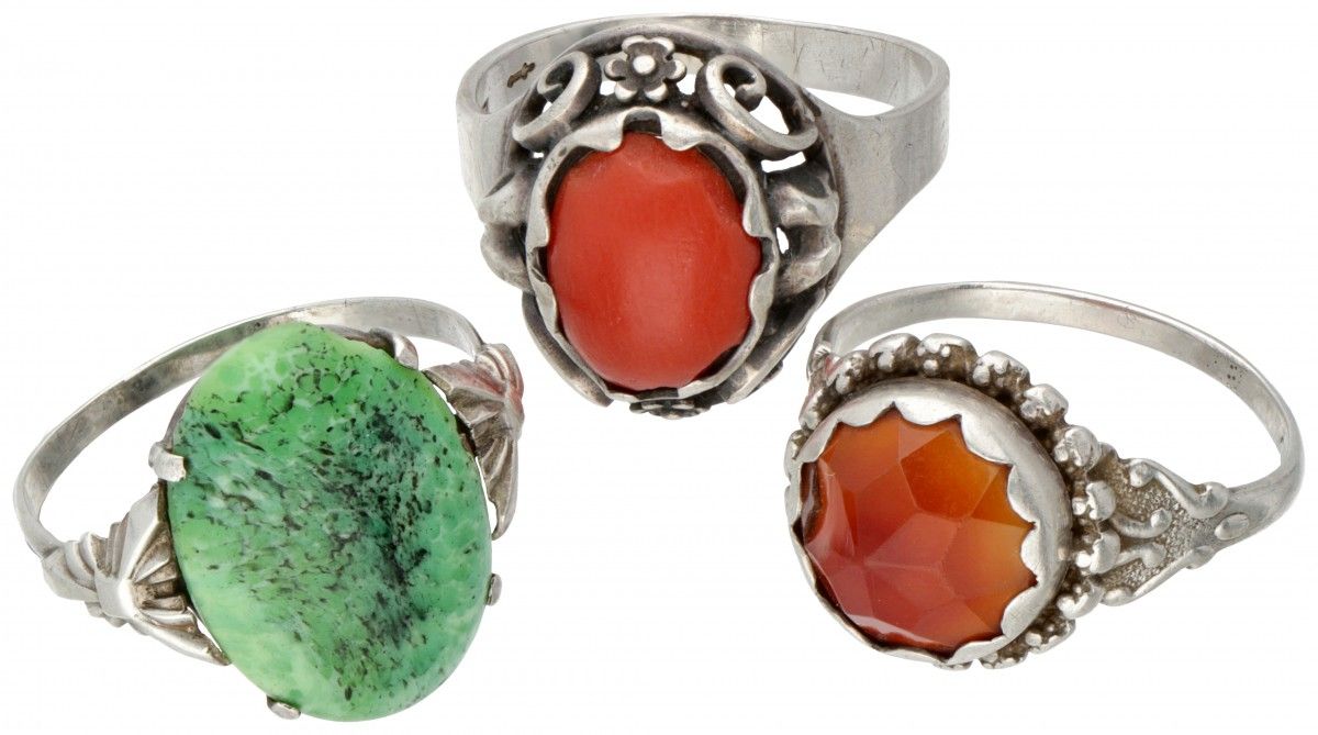Lot comprising 3 silver vintage rings set with carnelian and red coral - 835/100&hellip;