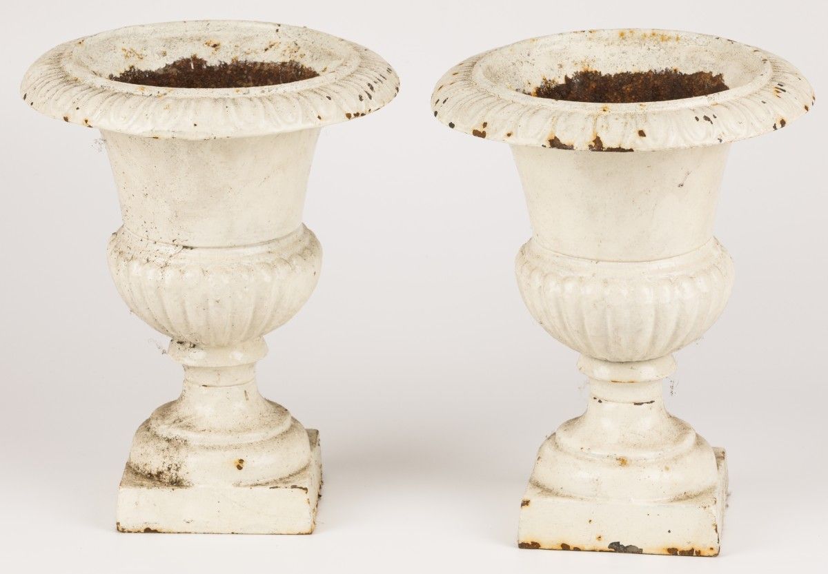 A set of (2) small cast iron garden vases, 20th century. 白色油漆，有各种老化和使用的痕迹。